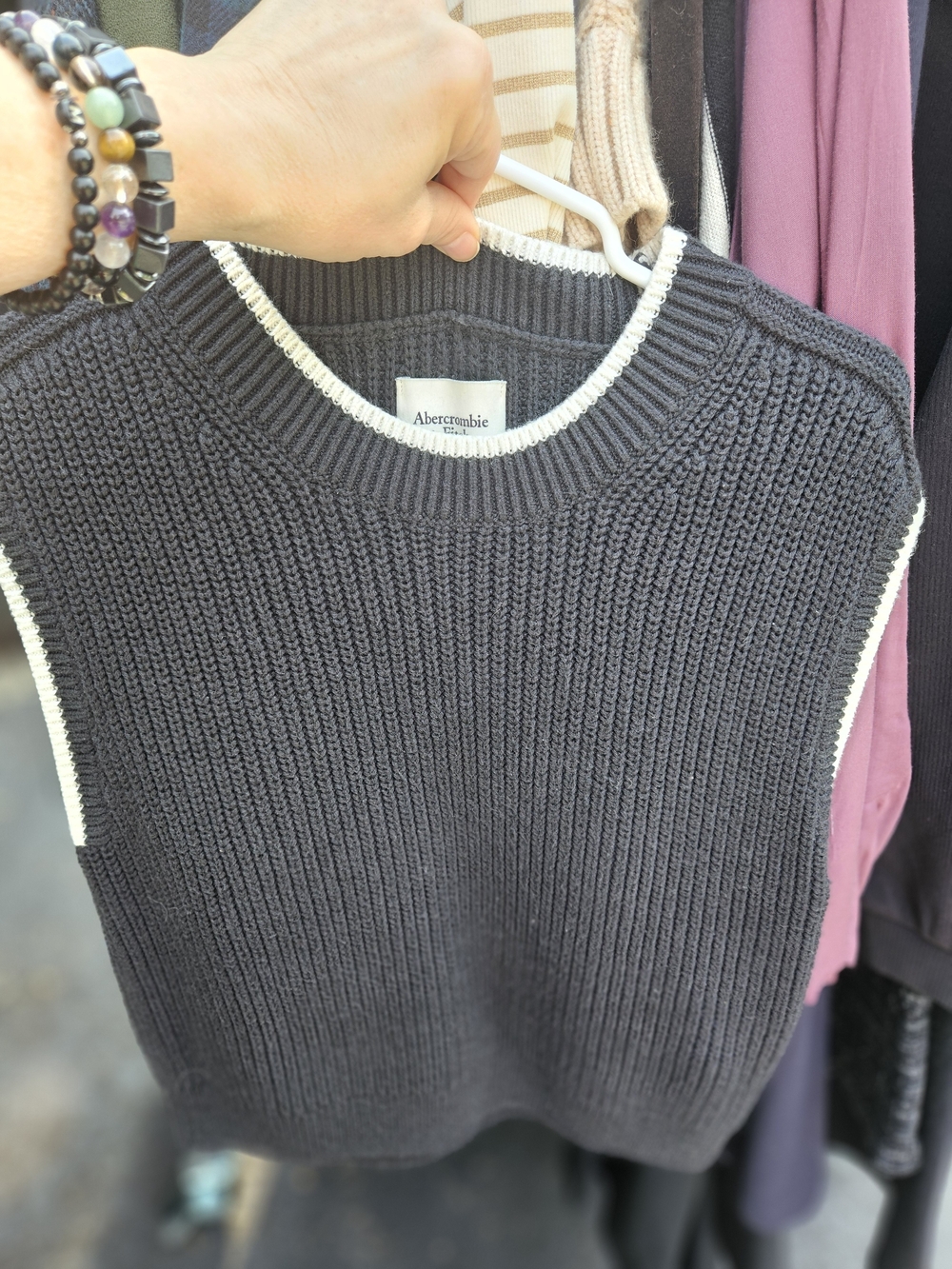 Abercrombie & Fitch Black Knit V-Neck Sleeveless Sweater Vest with Bl/White Trim